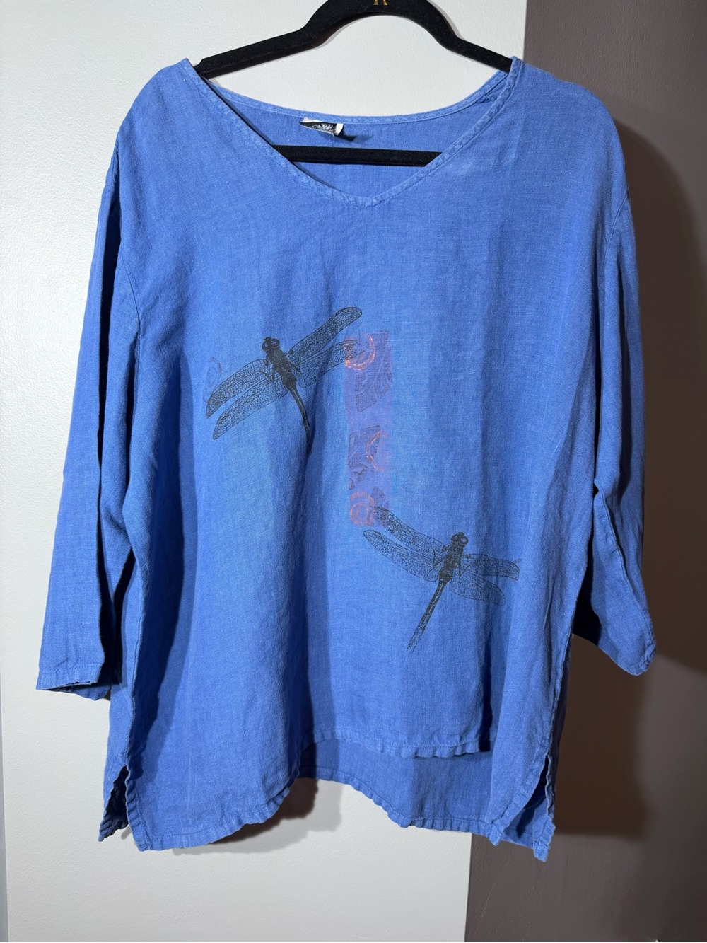 Relaxed Blue V-Neck Tunic Top with Dragonfly Motif